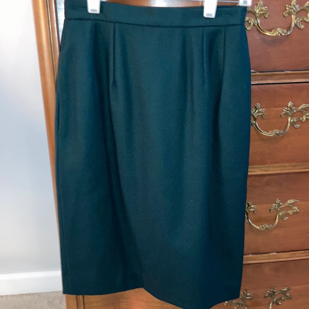 Petite green NWOT skirt. Petite Sophisticate.